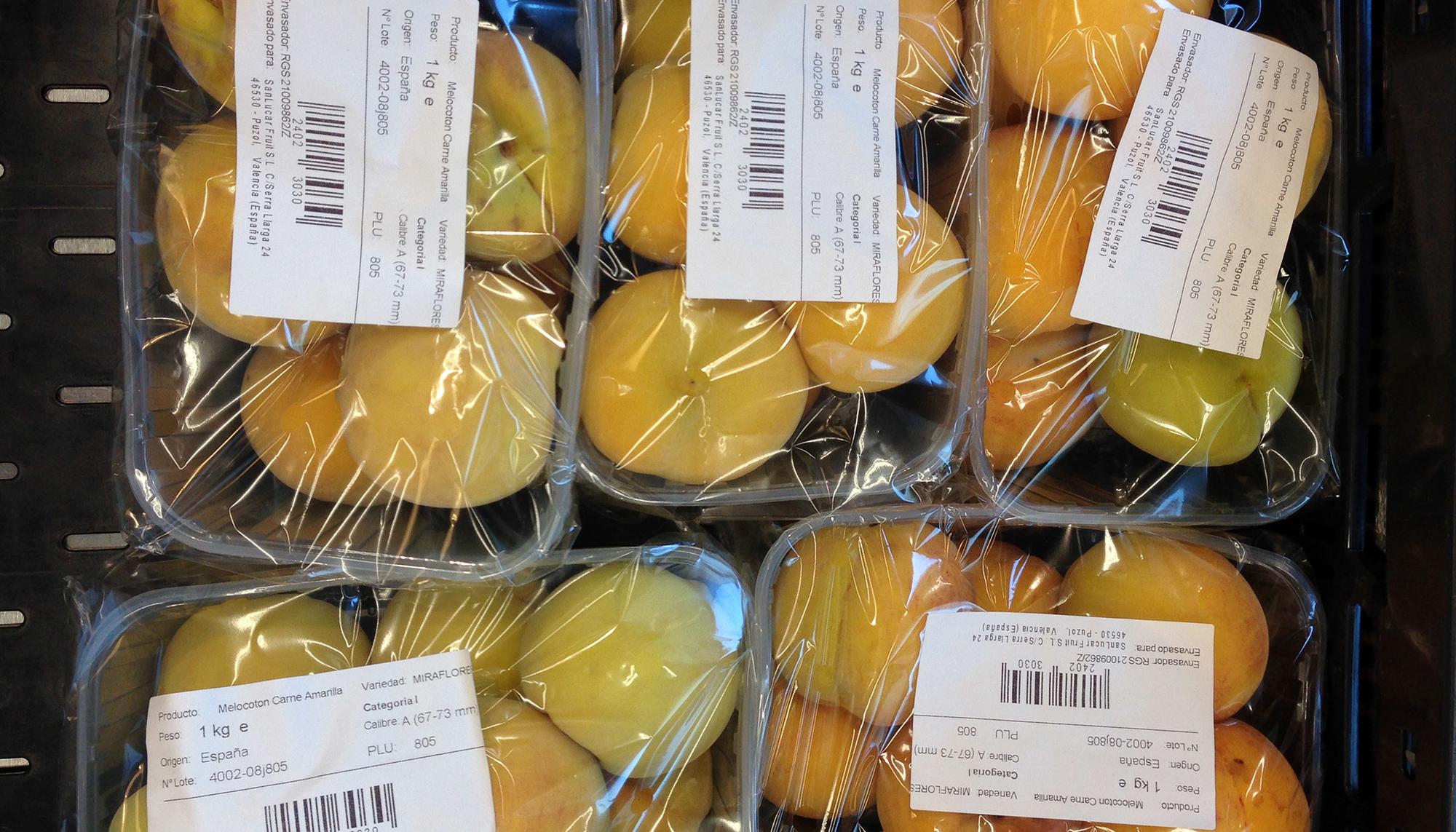 Fruta envasada en bandejas de plástico